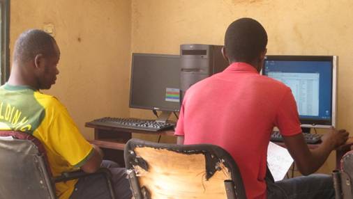 Dans un cybercafé de Bamako, au Mali, les usagers se plaignent d'une connexion trop lente